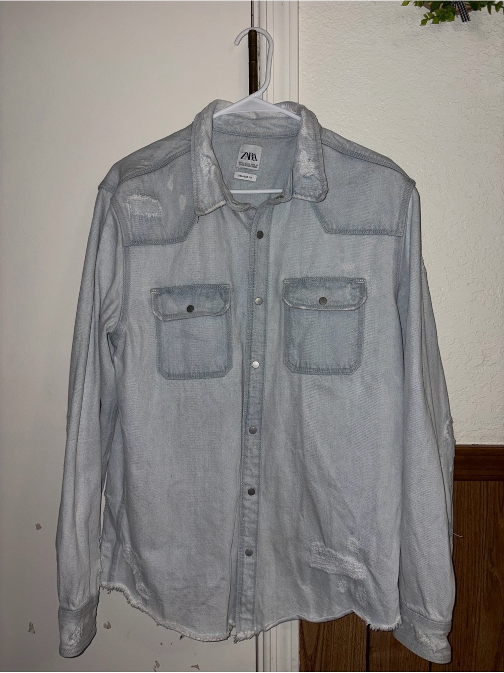 ZARA Light Blue Distressed women Denim Shirt Jacket size L relaxed